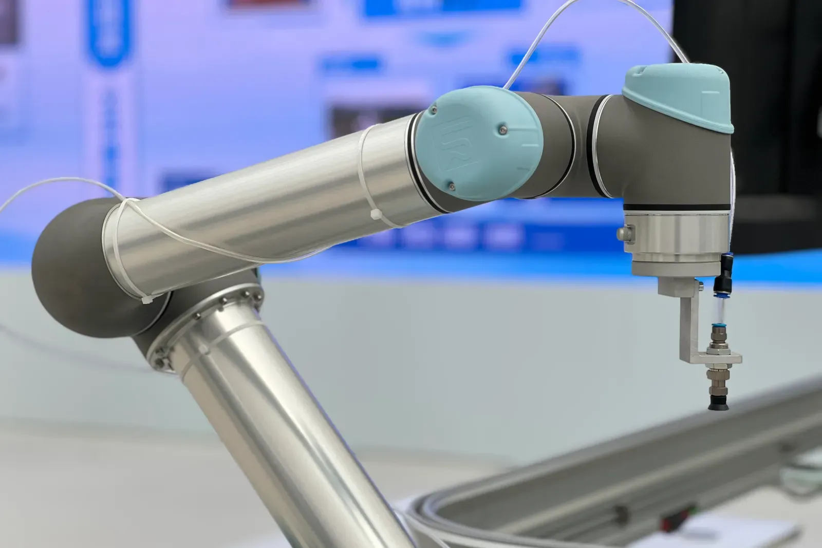 Laboratuvarda işbirlikçi robot kol